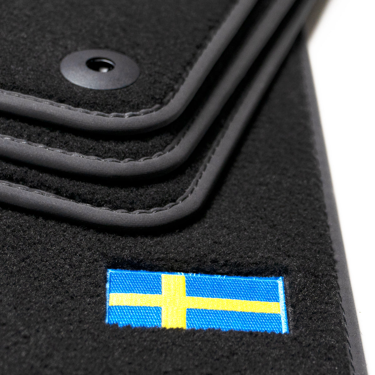 Volvo XC40 Electric Velour Floor Mats 2023-2025 – Clips in DR mat only – Flag Logo