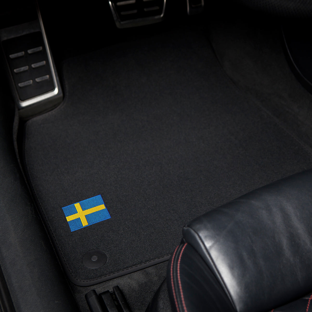 Volvo XC40 Electric Velour Floor Mats 2023-2025 – Clips in DR mat only – Flag Logo