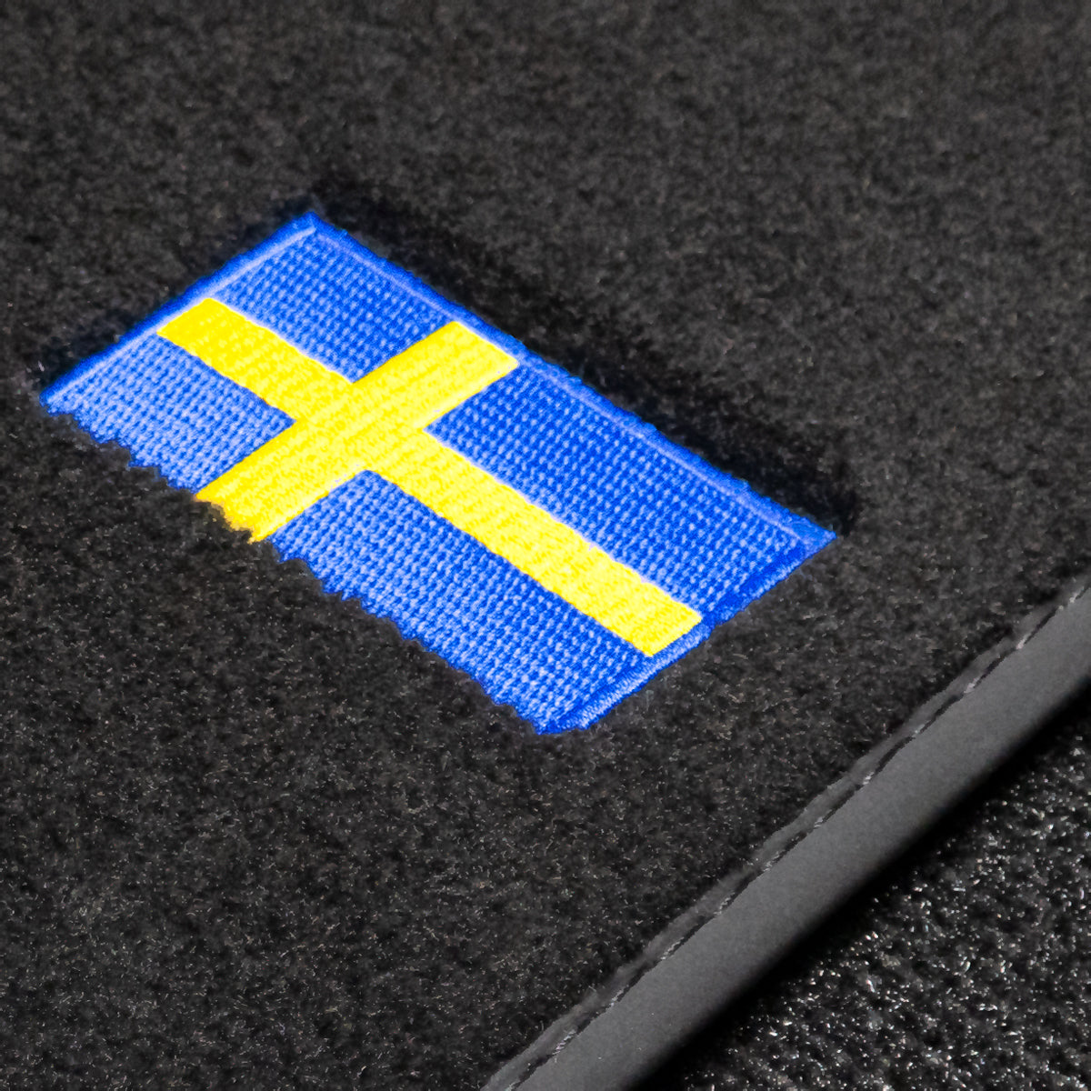 Volvo XC40 Electric Velour Floor Mats 2023-2025 – Clips in DR mat only – Flag Logo