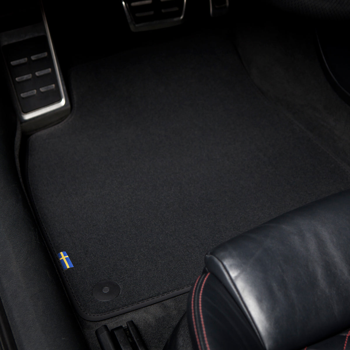 Volvo XC40 Electric Velour Floor Mats 2023-2025 – Clips in DR mat only – Flag Tag