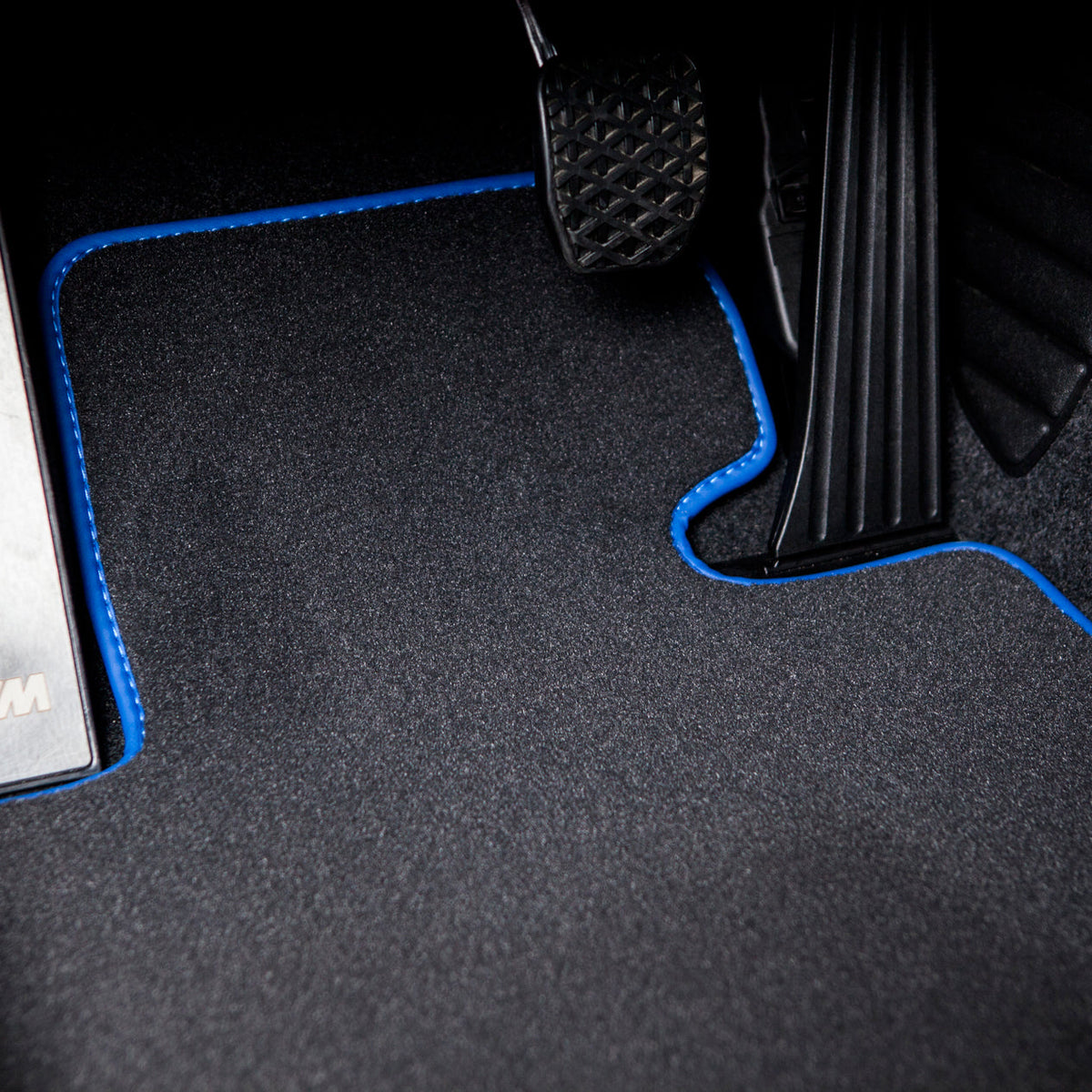 BMW i8 Velour Floor Mats 2014-2021 – L12 &amp; L15 – Blue Edging